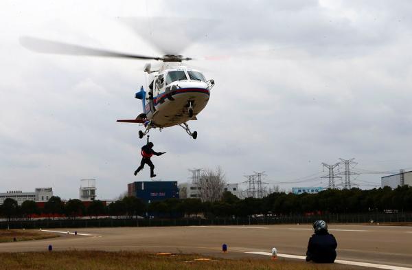 中國首批2名搜救直升機女機長上崗 均畢業于上海