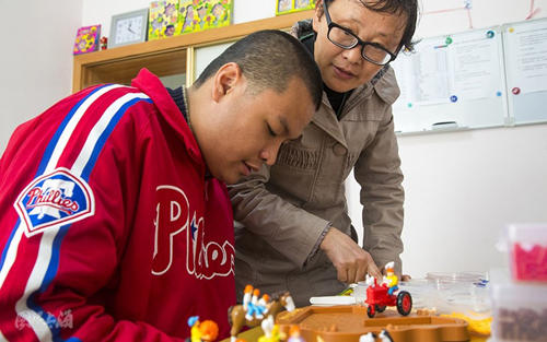 自閉癥日讓愛溫暖孤獨 星星的孩子不再孤單|圖