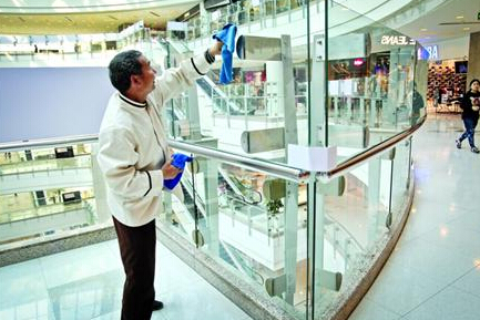 港匯中庭加裝玻璃至1.8米高 走廊有保安來回巡邏