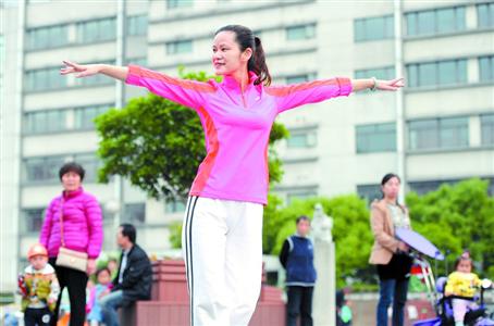 新上海外婆舞出嫵媚味道 男人看得目不轉睛