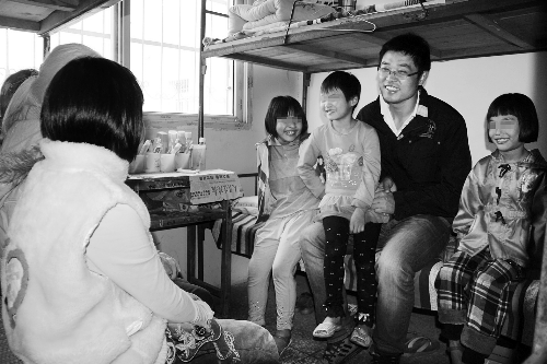 小伙放棄國外百萬年薪 回鄉撫養181名孤兒(圖)