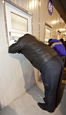 “彎腰撅臀買車票”引發口水無數 鐵路回應是國標