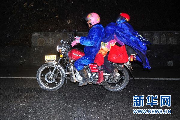 農民工“全副武裝”騎摩托車回家過年