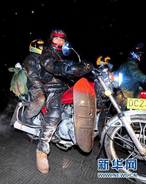 農(nóng)民工“全副武裝”騎摩托車回家過(guò)年