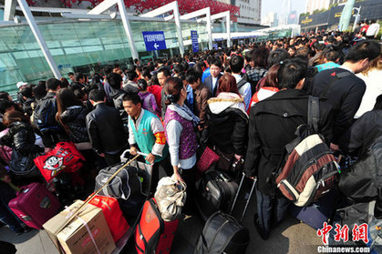 鐵道部加開(kāi)車(chē)應(yīng)對(duì)客流高峰 春運(yùn)再迎雙重考驗(yàn)