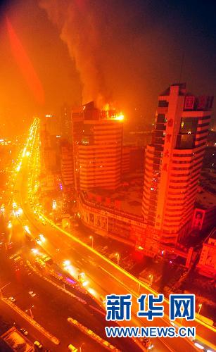 烏魯木齊一高層商貿樓發生火災 系頂樓電梯機房失火
