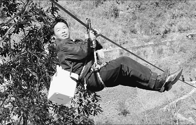 “索道醫生”溜索行醫28年 步行60萬公里(圖)