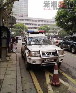 警車停在禁停區 血性網友為其貼上