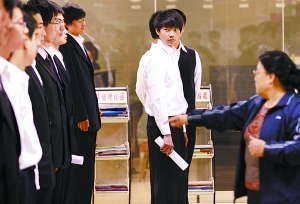乘務員要求不比空姐差 “高姐”應聘成熱門(圖)
