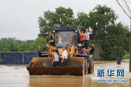 江西修水山洪暴發 救援人員緊急轉移被困群眾