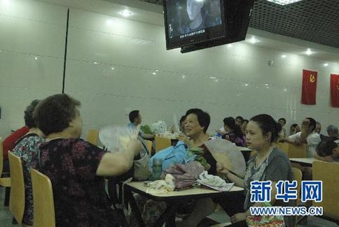 高溫天氣持續 重慶市民防空洞納涼