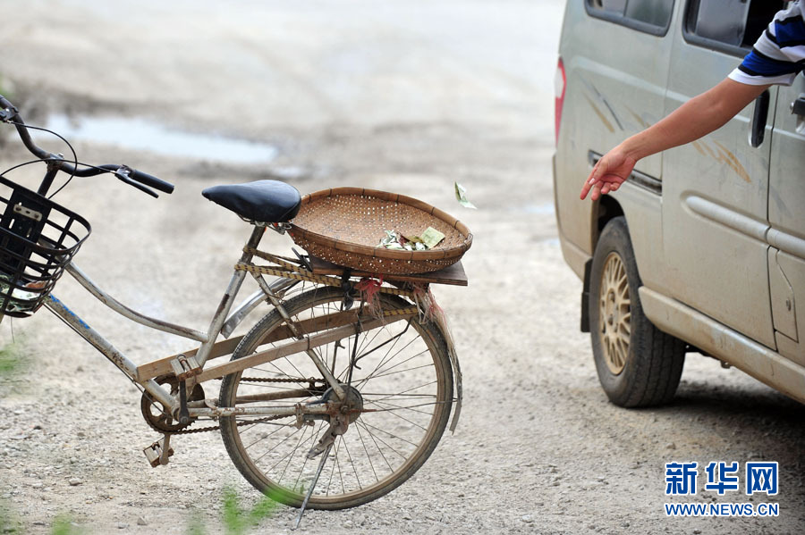 網曝廣西柳州一收費站旁驚現“山寨”收費站調查