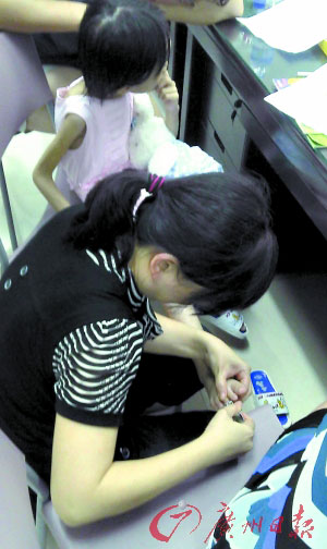 跳樓覓食女孩生母泣不成聲赴廣州 生父棄監(jiān)護(hù)權(quán)