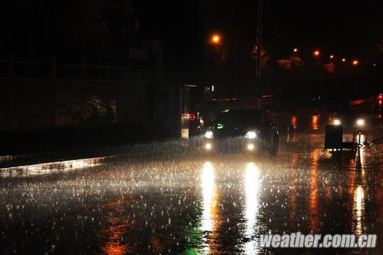 北京昨發(fā)今夏首個暴雨藍色預(yù)警 明日或中雨高溫驟降