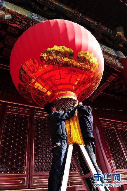 北京天安門城樓大紅燈籠高掛迎國慶