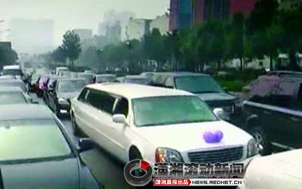 奢華婚車隊：90輛奧迪、10臺奔馳、6臺加長林肯