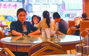 女警扮“學生妹”車站打望 不看帥哥看賊