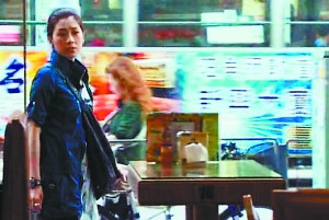 女警扮“學生妹”車站打望 不看帥哥看賊