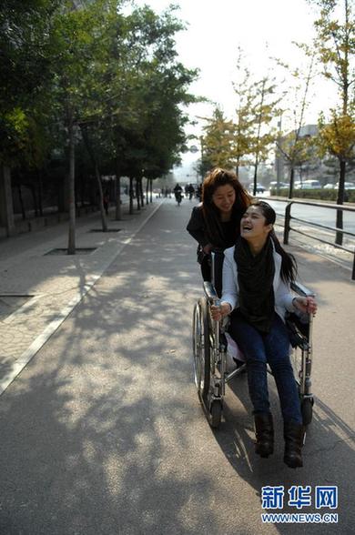 腦癱女孩用鼻尖書寫人生的