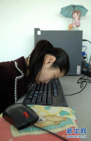 腦癱女孩用鼻尖書寫人生的