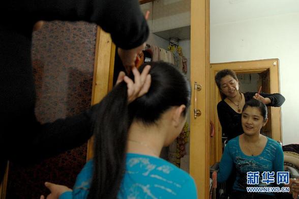 腦癱女孩用鼻尖書(shū)寫(xiě)人生的