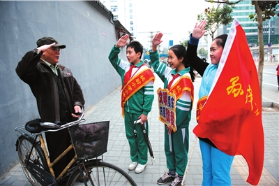 北京校尉小學(xué)義務(wù)打氣19年 堅持