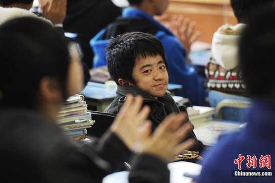 圖片故事：輪椅上寫詩的“玻璃娃娃”