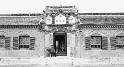 87歲老兵為烈士守靈32年每月掙400元