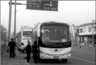 iPhone4S發售排隊購者九成是托兒 勞務最少100