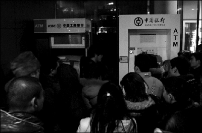 iPhone4S發售排隊購者九成是托兒 勞務最少100