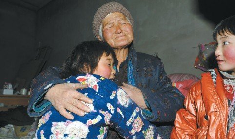 72歲環(huán)衛(wèi)工帶孫女掃街被“關(guān)懷性”解聘(圖)