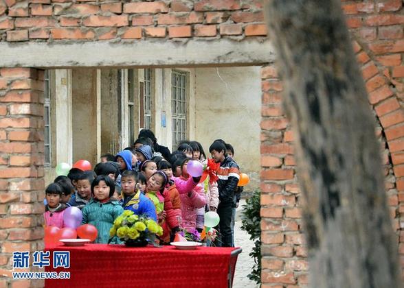 一個山區(qū)小學(xué)教師的退休典禮