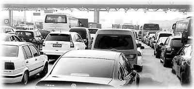 收費不顧通行效率 高速路節假日“趴窩”該誰負責