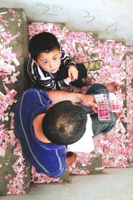 女子將5萬(wàn)鈔票撕成碎片:男子愿用5萬(wàn)現(xiàn)金換渣渣錢(qián)