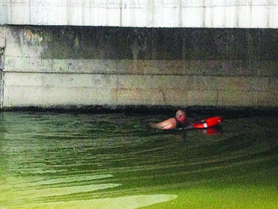 老人3次跳河救出輕生者:看我一把年紀(jì)份上上岸吧