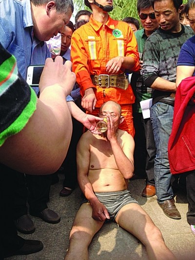 老人3次跳河救出輕生者:看我一把年紀(jì)份上上岸吧