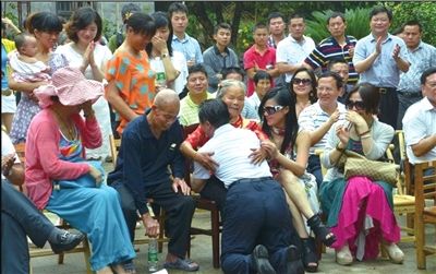 北大校長(zhǎng)返老家長(zhǎng)跪母親膝前祝壽 母子相擁灑淚(圖)