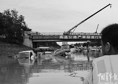 京港澳高速救援記:25歲小伙組織救出170余人