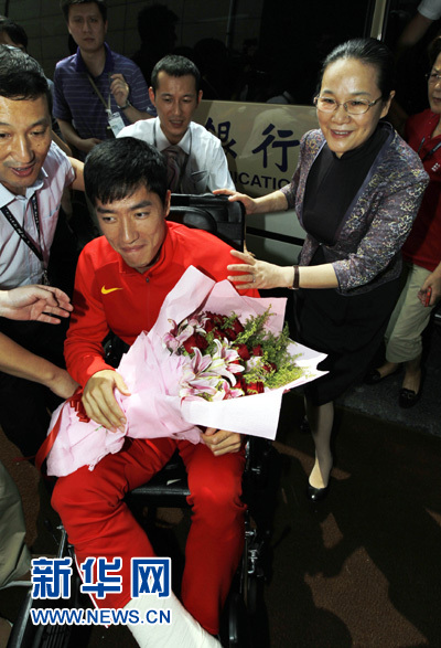 劉翔回家:8月14日,劉翔由倫敦飛抵上海