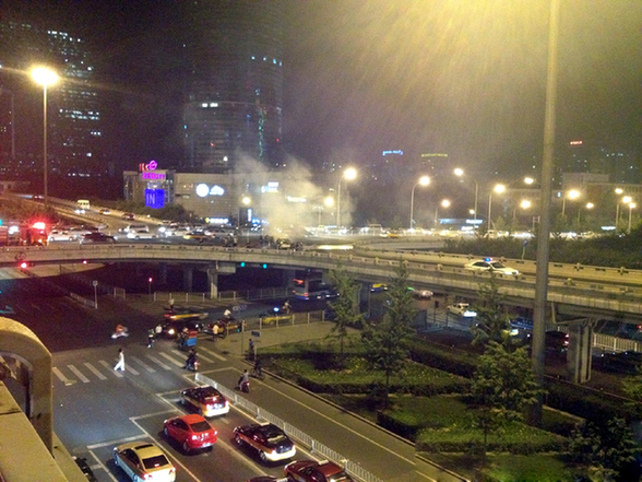 國(guó)貿(mào)橋一轎車自燃 火光沖天