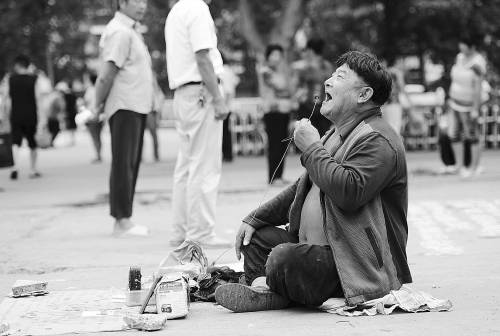 傻子？義丐！70歲傳奇乞丐養大了5個棄嬰（圖）