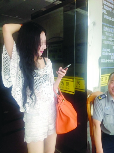 “高跟鞋姑娘”無(wú)證駕駛被罰 “國(guó)際駕照”其實(shí)是學(xué)生證