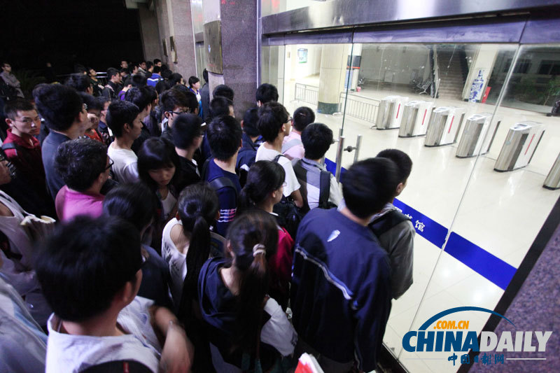 “考研大戰(zhàn)”從搶座開始 學(xué)生凌晨圖書館外排隊