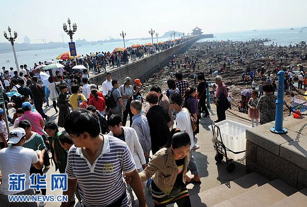 中秋國慶長假第三天景區游客量急劇攀升