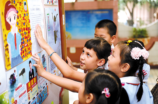 小學生海選“三道杠” 海報、演講、拉票樣樣有