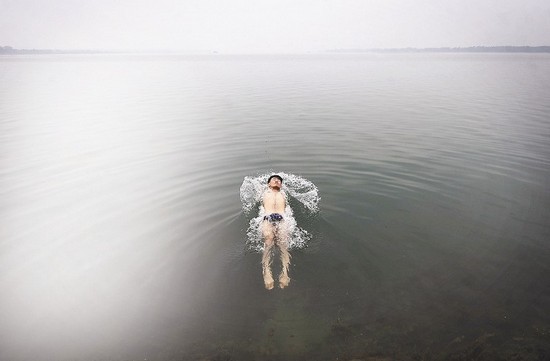 高校“無臂哥”成勵志哥 游泳自行車樣樣拿手