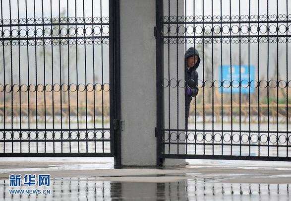 “帶著媽媽上學” 少女和患有精神疾病的母親