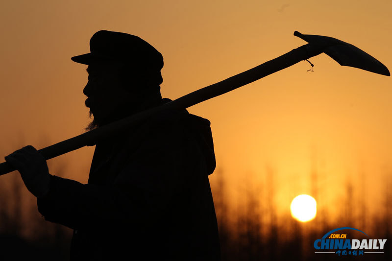 圖片故事：75歲“好人老李”義務養路16年