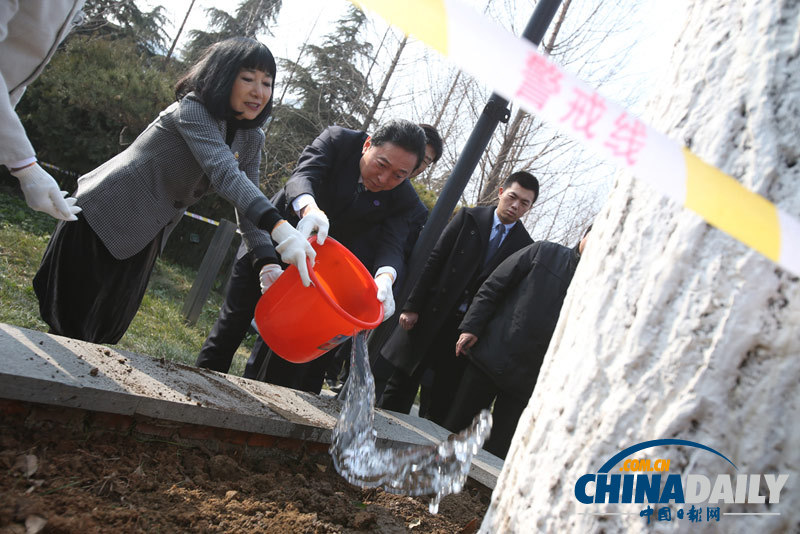 日前首相鳩山由紀(jì)夫參觀南京大屠殺紀(jì)念館