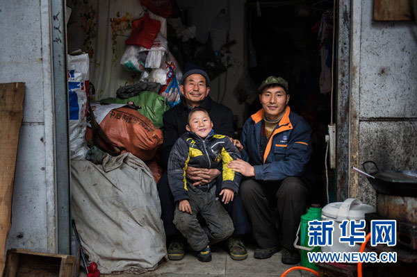 武漢“紅薯爸”邊烤紅薯邊教子感動網(wǎng)民